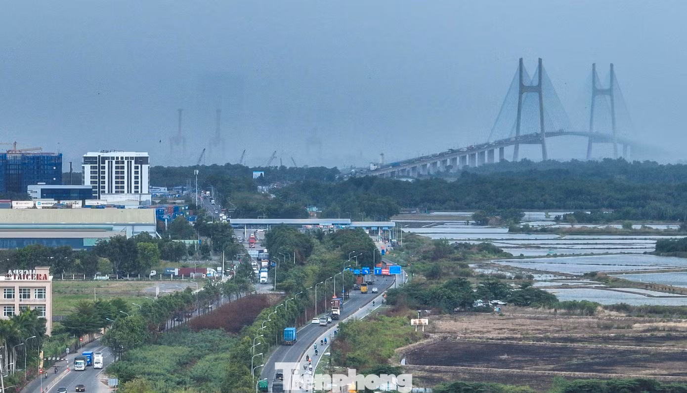 Tuyến đường hiện chỉ có 6 làn xe nên thường xuyên trở thành điểm nóng của tình trạng kẹt xe.