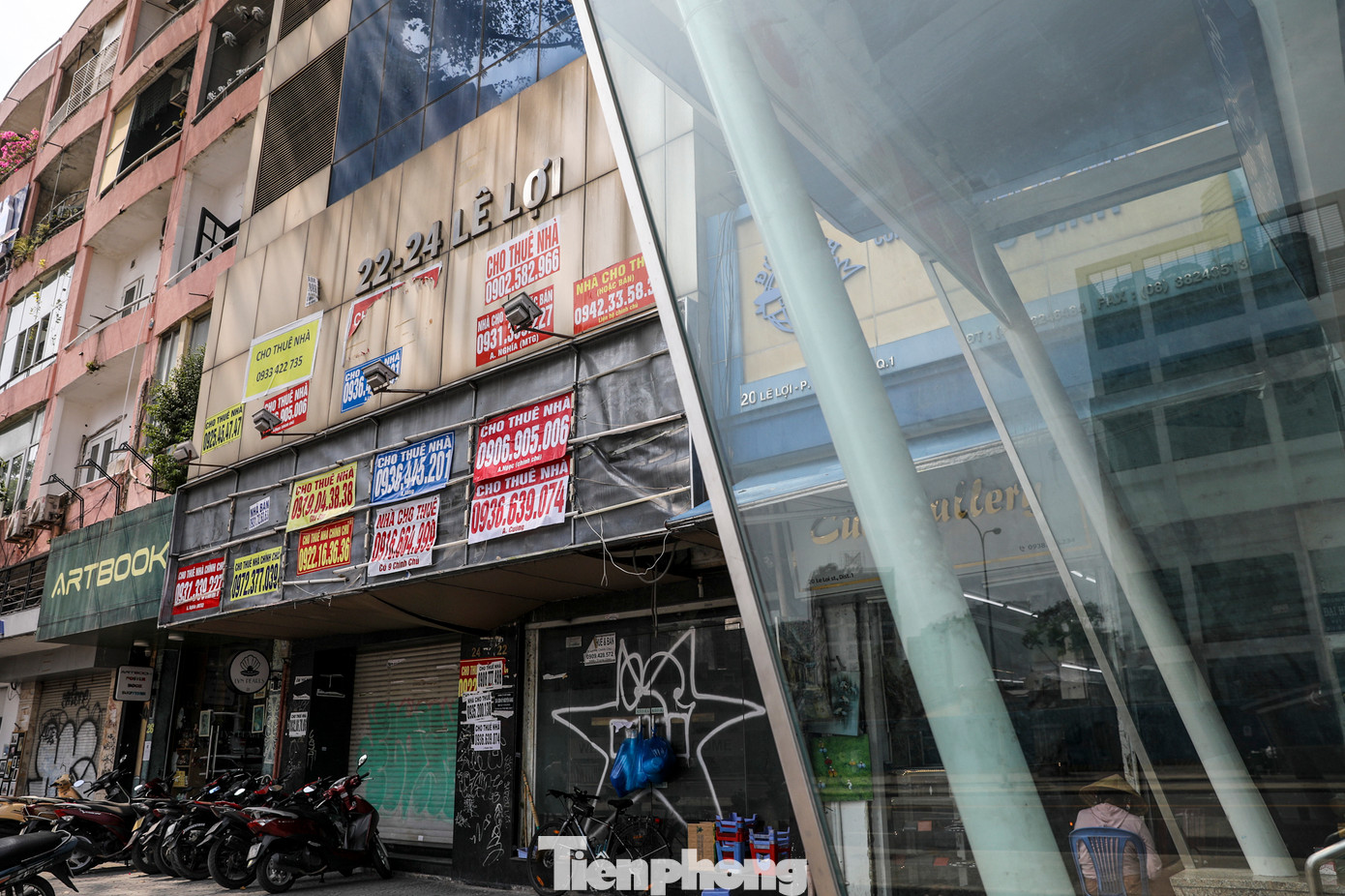 Dù nằm gần các địa danh nổi tiếng của thành phố như chợ Bến Thành, Nhà hát Thành phố, phố đi bộ Nguyễn Huệ, hàng chục mặt bằng trên đường Lê Lợi vẫn trong tình trạng &quot;cửa đóng then cài&quot;.