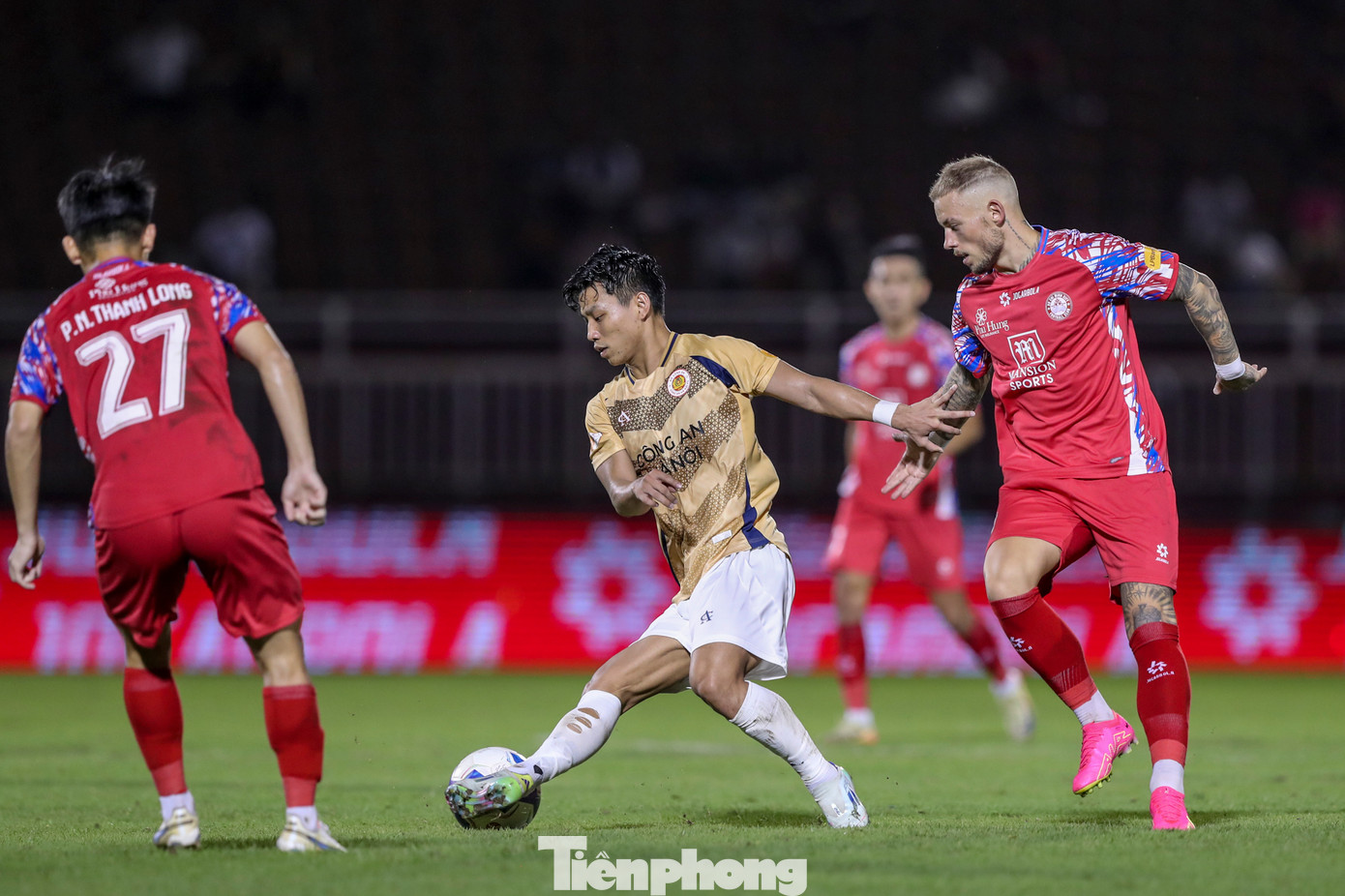 Lối chơi áp sát nhanh của CLB TPHCM gây rất nhiều khó khăn cho các trụ cột bên phía CAHN.