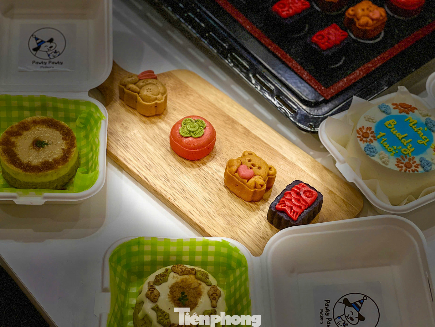 Những chiếc bánh Trung Thu hình thù ngộ nghĩnh, đầy màu sắc, không chỉ là niềm vui của những người chủ mà còn là trải nghiệm thú vị dành cho các thú cưng. Những chiếc bánh Trung Thu hình thù ngộ nghĩnh, đầy màu sắc, không chỉ là niềm vui của những người chủ mà còn là trải nghiệm thú vị dành cho các thú cưng.