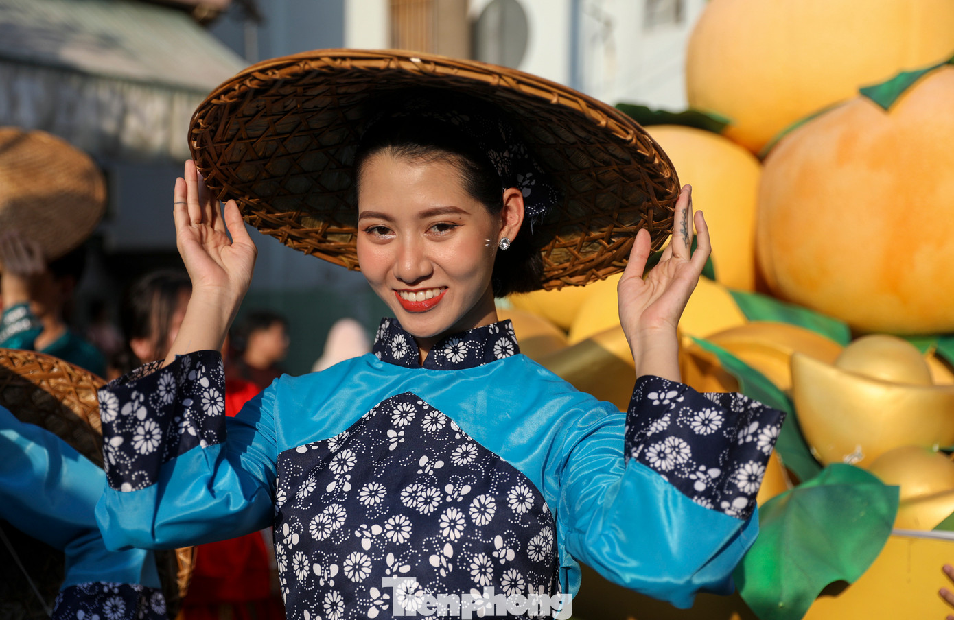 Những thiếu nữ gốc Hoa xinh đẹp trong bộ trang phục sườn xám truyền thống.