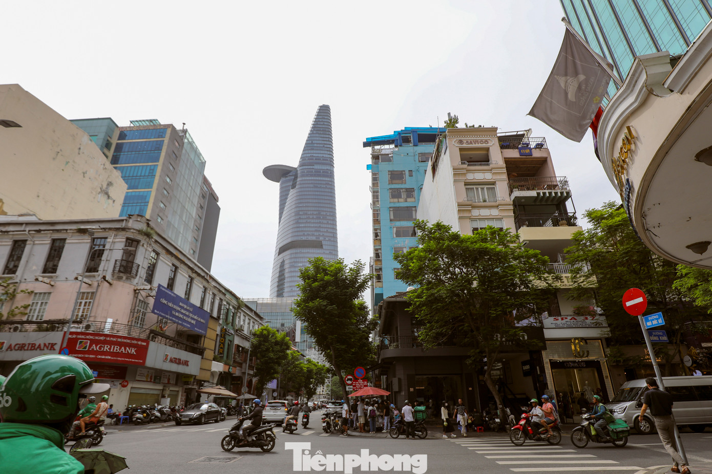 Vị trí đắc địa của đường Đồng Khởi còn được thể hiện rõ ràng khi bao bọc chung quanh tuyến đường này là những con đường mệnh danh là trung tâm tài chính mới của thành phố như Nguyễn Huệ, Lê Lợi hay mang chất “ngoại giao” với nhiều văn phòng chính phủ, đại sứ quán các nước như Hai Bà Trưng, Lê Duẩn...