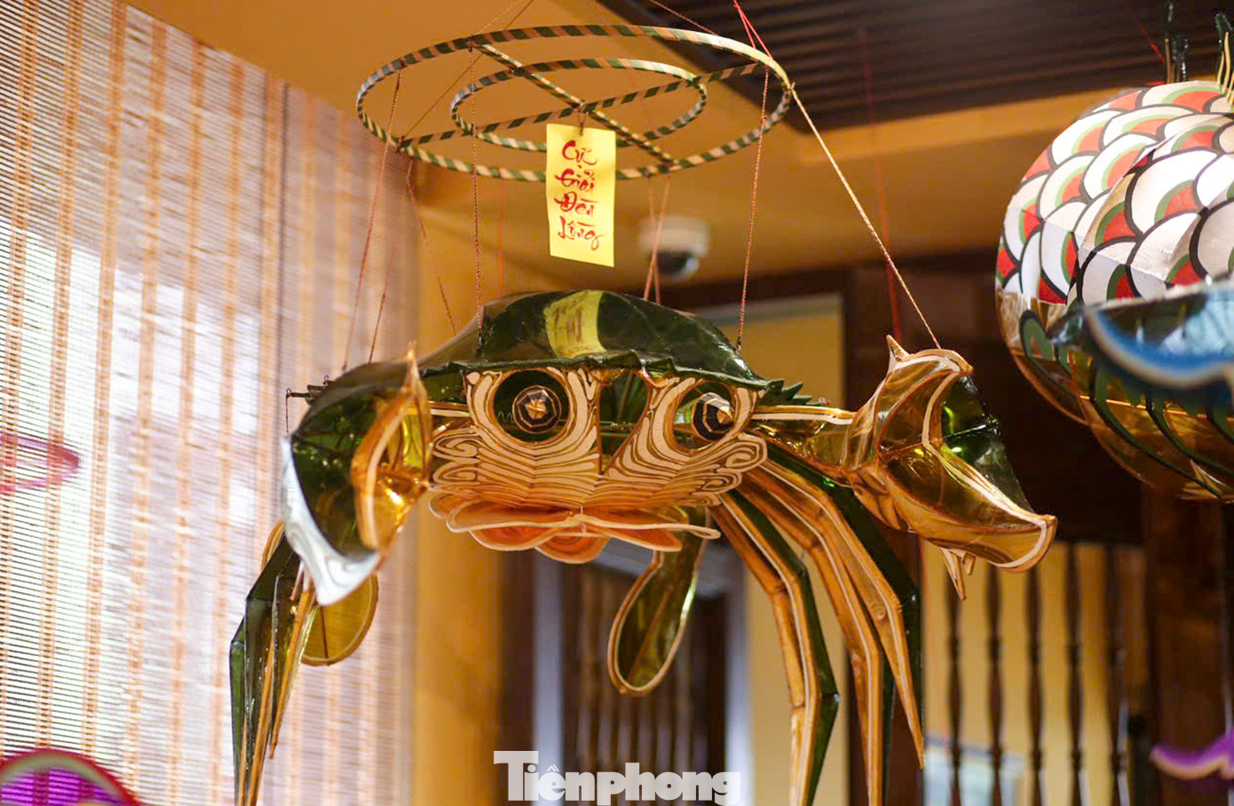 Với sự tỉ mỉ trong từng công đoạn, chi tiết, các sản phẩm được làm ra có giá thành không hề thấp, thậm chí lên tới vài triệu đồng. Mẫu Nhật long biến hoá có giá hơn 3 triệu đồng, những mẫu khác tuỳ kích thước lớn nhỏ sẽ có giá cả khác nhau. Mẫu lồng đèn có giá cao nhất là Đại Long có giá bán là 40 triệu đồng.