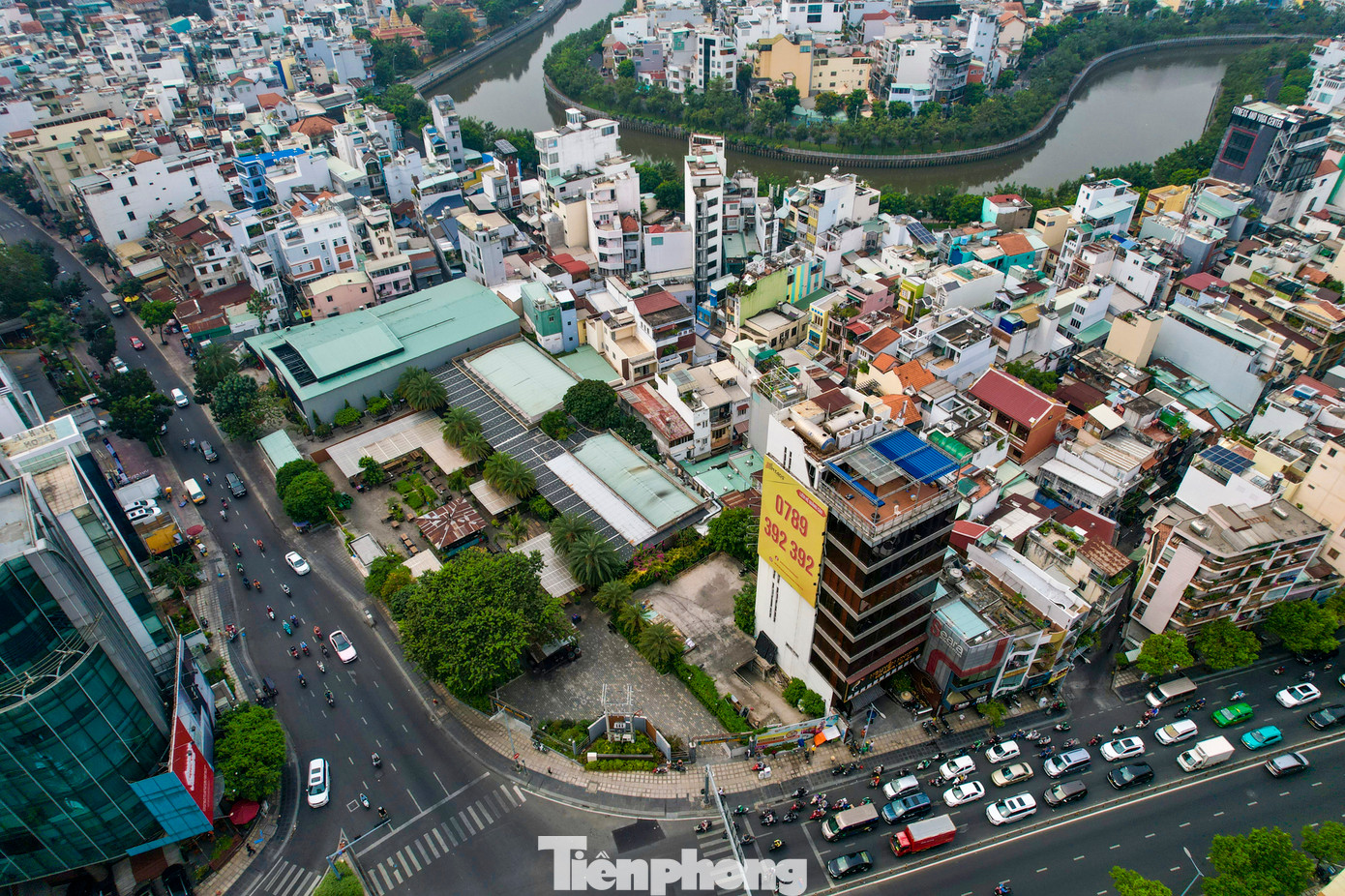 Cơ quan CSĐT - Bộ Công an đã khởi tố bị can, bắt tạm giam ông Đặng Ngọc Cầm và ông Nguyễn Quốc Khánh (cùng là thành viên HĐTV Tổng Công ty Chè Việt Nam). Hai bị can này bị cáo buộc có hành vi ký các Nghị quyết của HĐTV thống nhất góp vốn và thoái vốn quyền sử dụng đất tại số 225 Nam Kỳ Khởi Nghĩa (quận 3, TPHCM) không thông qua đấu giá công khai theo quy định, gây thiệt hại tài sản nhà nước.