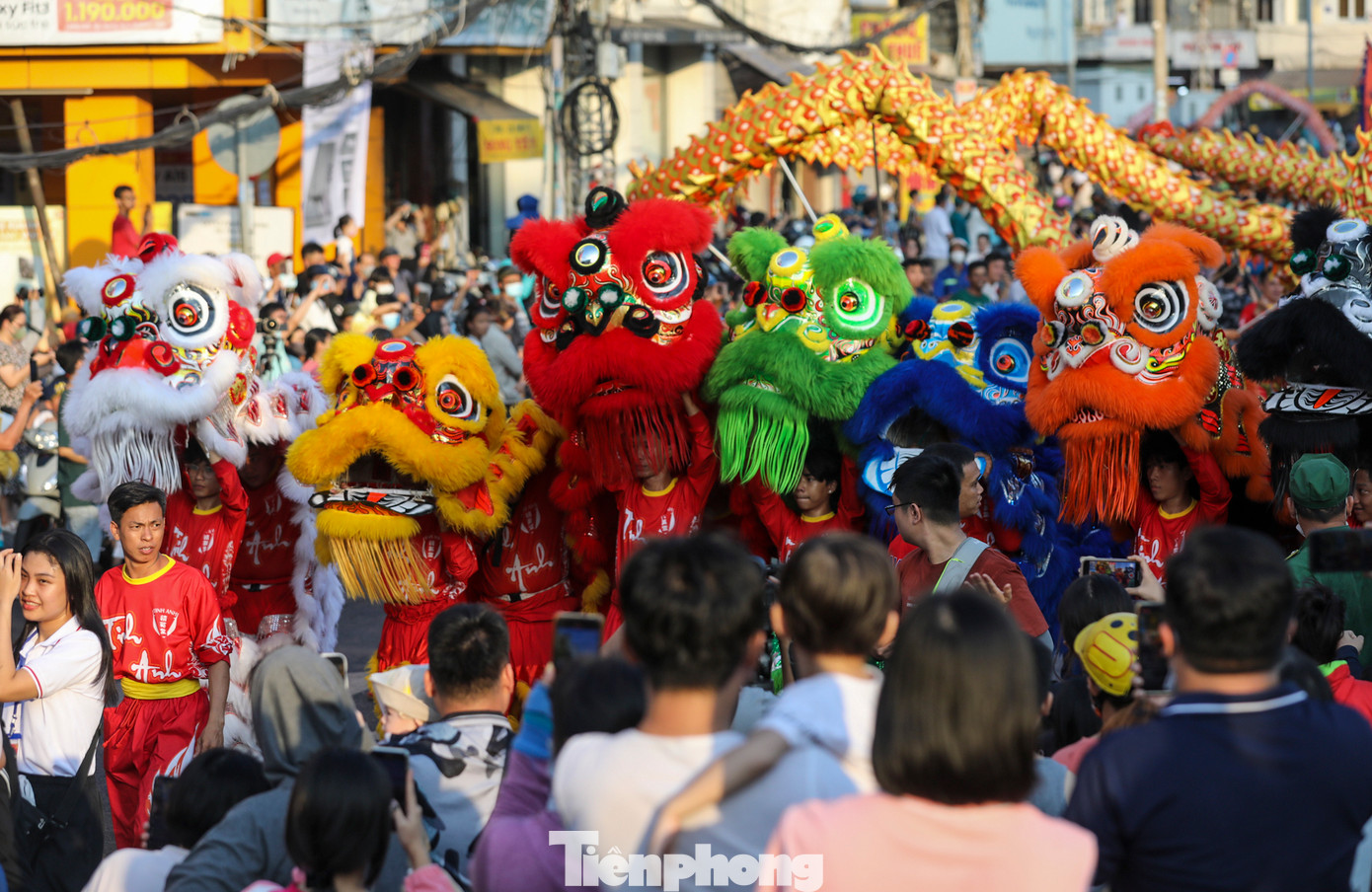 Các hoạt động như Kinh kịch, múa lân sư rồng, đi cà kheo, múa quạt... được phô diễn trên suốt hành trình diễu hành.