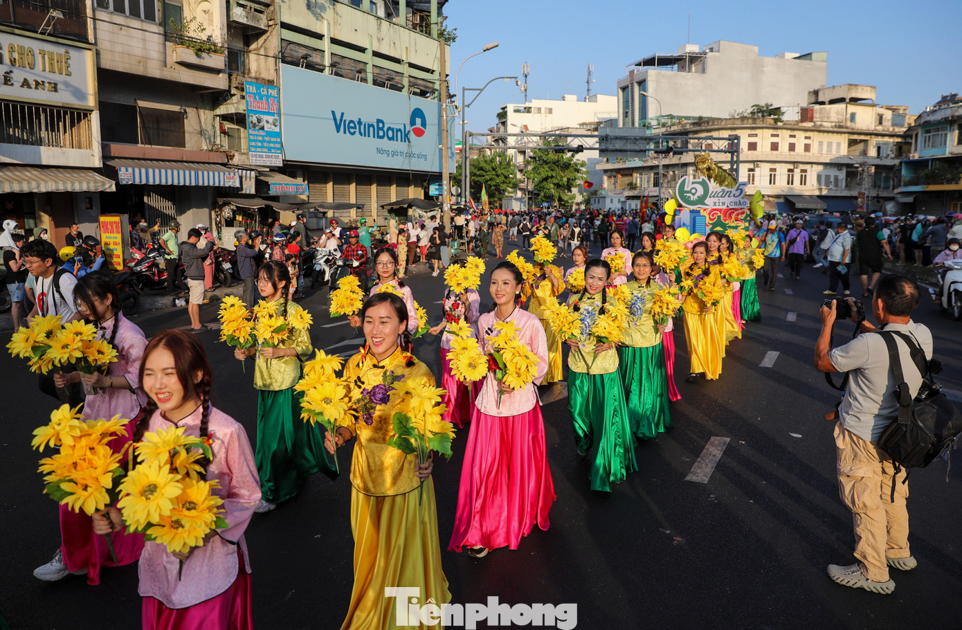 Các tuyến đường xung quanh được lực lượng chức năng phân luồng, hướng dẫn phương tiện di chuyển theo hướng khác tránh tình trạng ùn tắc.