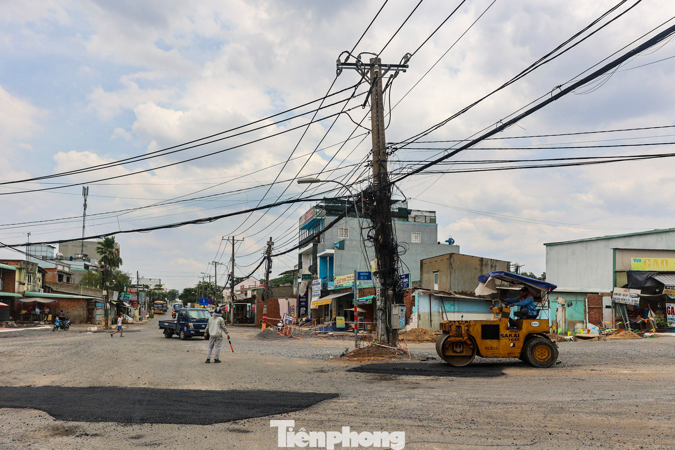 Đường số 13 giao với Hoàng Hữu Nam dài khoảng 400 m đã hoàn tất nâng cấp giúp xe thuận tiện ra vào bến Miền Đông mới. Theo chủ đầu tư, nếu các hộ còn lại được giải tỏa xong sớm, toàn bộ dự án sẽ hoàn thành dịp 30/4/2025.