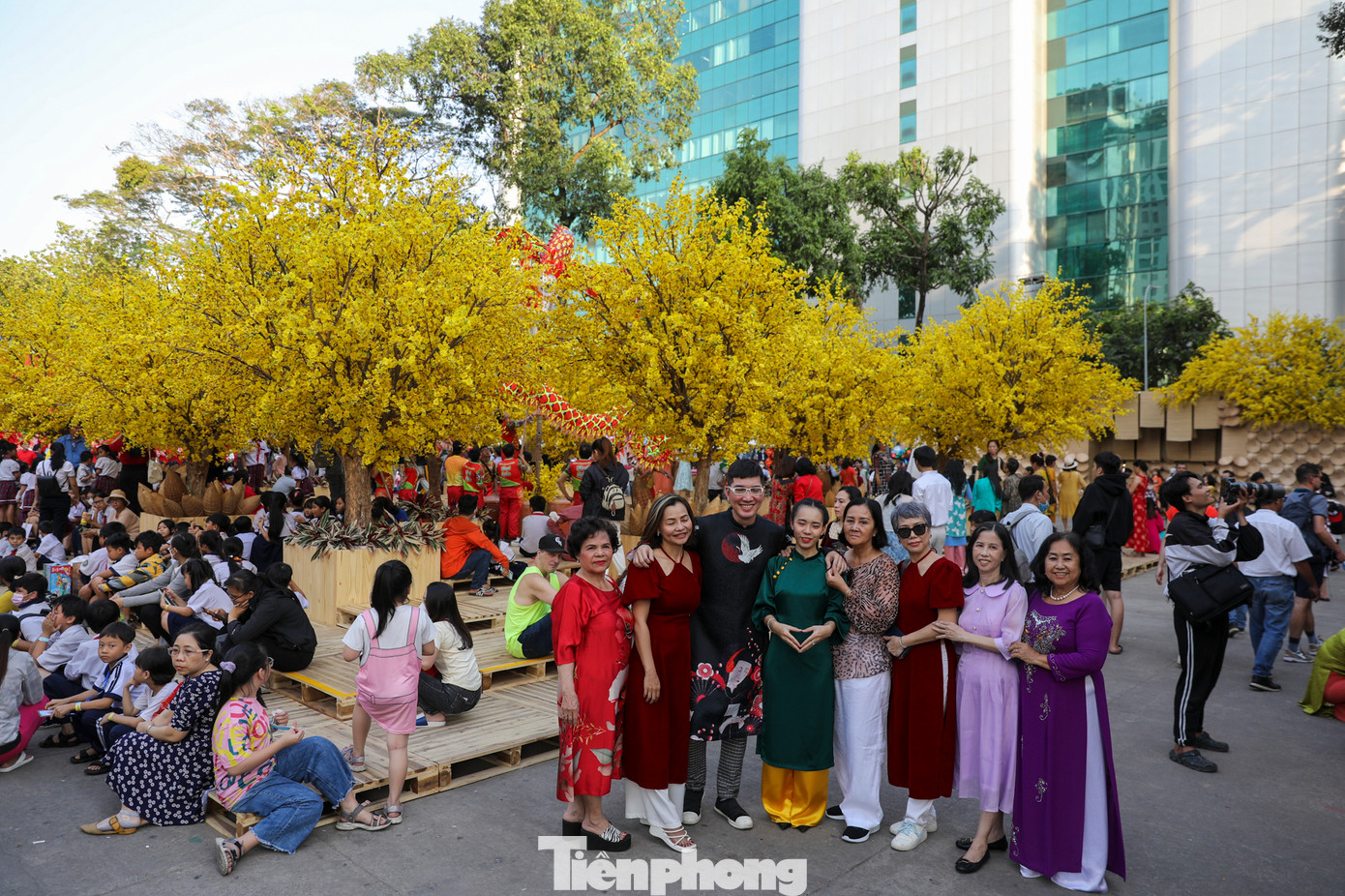 Đường mai năm nay cũng có nhiều nét mới, ban tổ chức khéo léo lựa chọn những mảng gỗ pallet mộc mạc tạo thành không gian tương tác trong vườn mai. Tất cả được sắp đặt rất nghệ thuật, mang đến cảm giác mới lạ cho du khách khi bước lên những thanh gỗ ở vườn mai và thỏa sức tạo dáng chụp hình.