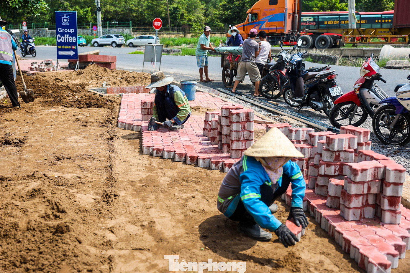 Việc thi công hiện tập trung ở đường D400 và số 13 (thuộc phạm vi dự án mở rộng đường Hoàng Hữu Nam). Hai tuyến này đang hoàn thiện một số hạng mục thoát nước, lát gạch vỉa hè, biển báo.