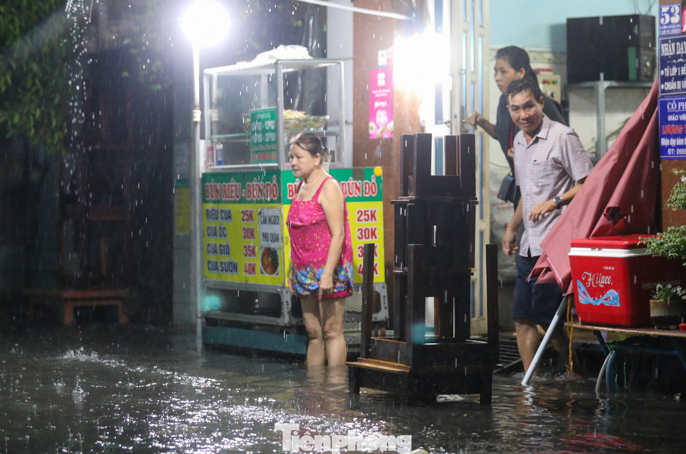 Nhiều hộ kinh doanh trên đoạn đường này gần như không thể buôn bán.