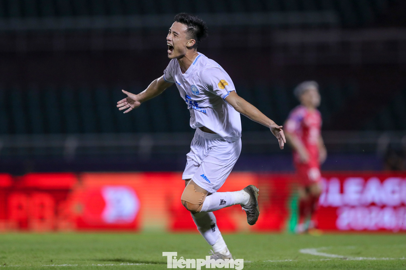 Trong ngày mà bộ đôi “song sát” Hendrio – Xuân Son đã không có tên trong danh sách thi đấu của Nam Định thì đã có những sự thay thế xứng đáng khác lên tiếng. Phút 45, từ một pha phối hợp cực nhanh, Văn Đạt đã thoát xuống và tung cú dứt điểm mở tỷ số 1-0 cho Nam Định từ đường chuyền của Hoàng Anh.