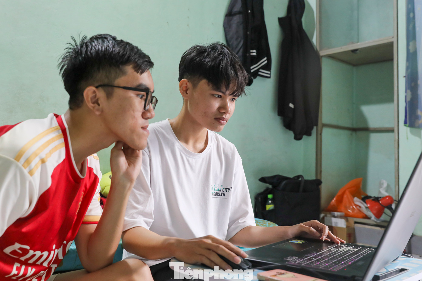 Còn hiện tại, dù cuộc sống vẫn còn nhiều khó khăn nhưng chàng trai Phạm Minh Trân vẫn luôn cố gắng từng ngày. Ước mơ của em là có được một chiếc laptop để thuận tiện hơn cho việc học hành. “Bây giờ em vẫn đang mượn máy laptop của bạn để làm bài tập, thực hành vì chưa có điều kiện mua máy. Em dự định sang năm sẽ tìm việc làm thêm để trang trải việc học, đỡ phần nào gánh nặng cho mẹ” – Trân cho biết. Còn hiện tại, dù cuộc sống vẫn còn nhiều khó khăn nhưng chàng trai Phạm Minh Trân vẫn luôn cố gắng từng ngày. Ước mơ của em là có được một chiếc laptop để thuận tiện hơn cho việc học hành. “Bây giờ em vẫn đang mượn máy laptop của bạn để làm bài tập, thực hành vì chưa có điều kiện mua máy. Em dự định sang năm sẽ tìm việc làm thêm để trang trải việc học, đỡ phần nào gánh nặng cho mẹ” – Trân cho biết.