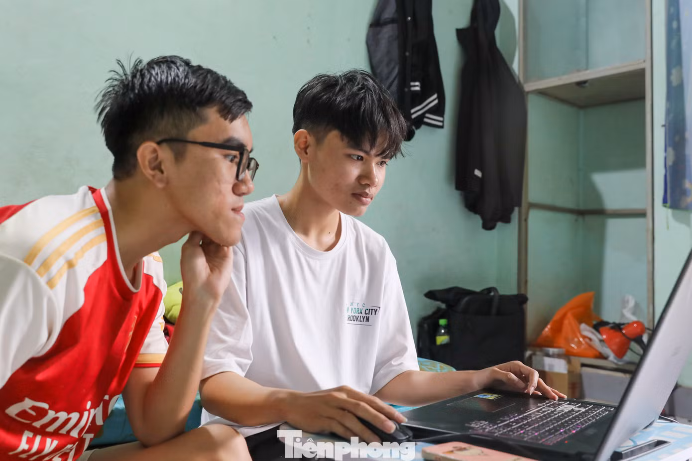 Còn hiện tại, dù cuộc sống vẫn còn nhiều khó khăn nhưng chàng trai Phạm Minh Trân vẫn luôn cố gắng từng ngày. Ước mơ của em là có được một chiếc laptop để thuận tiện hơn cho việc học hành. “Bây giờ em vẫn đang mượn máy laptop của bạn để làm bài tập, thực hành vì chưa có điều kiện mua máy. Em dự định sang năm sẽ tìm việc làm thêm để trang trải việc học, đỡ phần nào gánh nặng cho mẹ” – Trân cho biết.