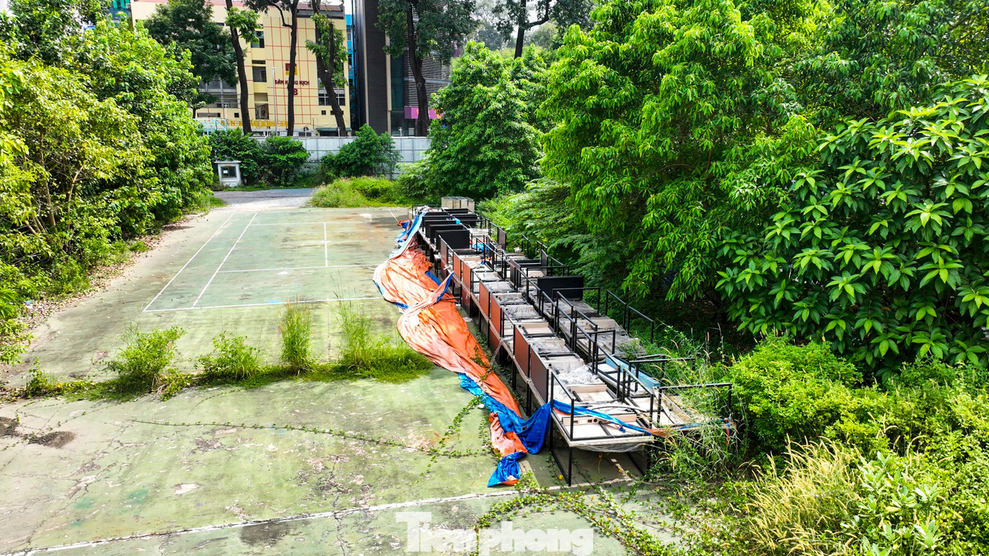 Nhà thi đấu Phan Đình Phùng đi vào hoạt động từ năm 1985, dù nhiều lần sửa chữa vẫn dần xuống cấp theo thời gian. Dấu vết sân bóng rổ vẫn còn sót lại sau khi nhà thi đấu được tháo dỡ vào năm 2017. Nhà thi đấu Phan Đình Phùng đi vào hoạt động từ năm 1985, dù nhiều lần sửa chữa vẫn dần xuống cấp theo thời gian. Dấu vết sân bóng rổ vẫn còn sót lại sau khi nhà thi đấu được tháo dỡ vào năm 2017.