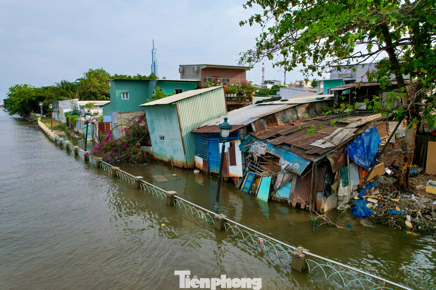 Kè Thanh Đa (phường 25, quận Bình Thạnh, TPHCM) sau gần 9 tháng bị sạt lở (từ ngày 26/6/2023) đã trở nên nghiêm trọng hơn. Khu vực sạt lở lan rộng hơn trước rất nhiều. Kè Thanh Đa (phường 25, quận Bình Thạnh, TPHCM) sau gần 9 tháng bị sạt lở (từ ngày 26/6/2023) đã trở nên nghiêm trọng hơn. Khu vực sạt lở lan rộng hơn trước rất nhiều.