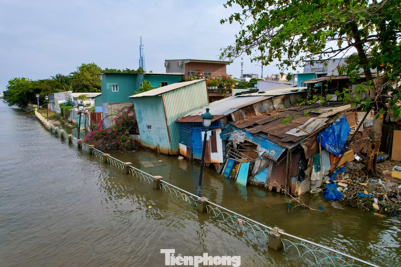 Kè Thanh Đa (phường 25, quận Bình Thạnh, TPHCM) sau gần 9 tháng bị sạt lở (từ ngày 26/6/2023) đã trở nên nghiêm trọng hơn. Khu vực sạt lở lan rộng hơn trước rất nhiều.