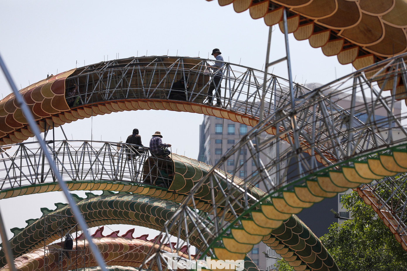 Theo Ban Tổ chức, đường hoa năm nay được thực hiện với hơn 90% vật liệu là thép tạo hình và hệ thống mành quạt nan sử dụng giả vảy rồng để bao phủ linh vật.