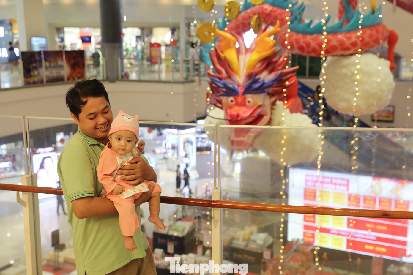 Anh Huy, ở quận Tân Phú chia sẻ: &quot;Mình thấy linh vật rồng này có màu sắc rất đẹp, nhưng lại có gương mặt không thân thiện, có cảm giác như linh vật rồng này đang không hài lòng chuyện gì đó, trông khá giận dữ. Mình thấy biểu cảm của linh vật này khá hài hước, thú vị&quot;.