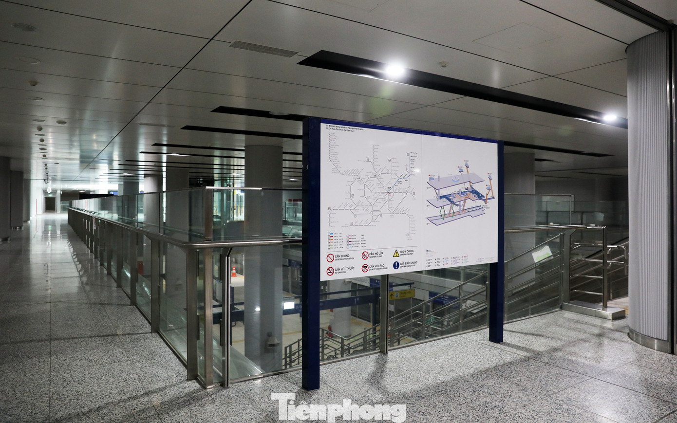 Tầng 1 nhà ga rộng khoảng 45.000 m², thiết kế gần 200 trụ cột bê tông ốp nhôm, có chức năng làm sảnh chờ, bán vé.