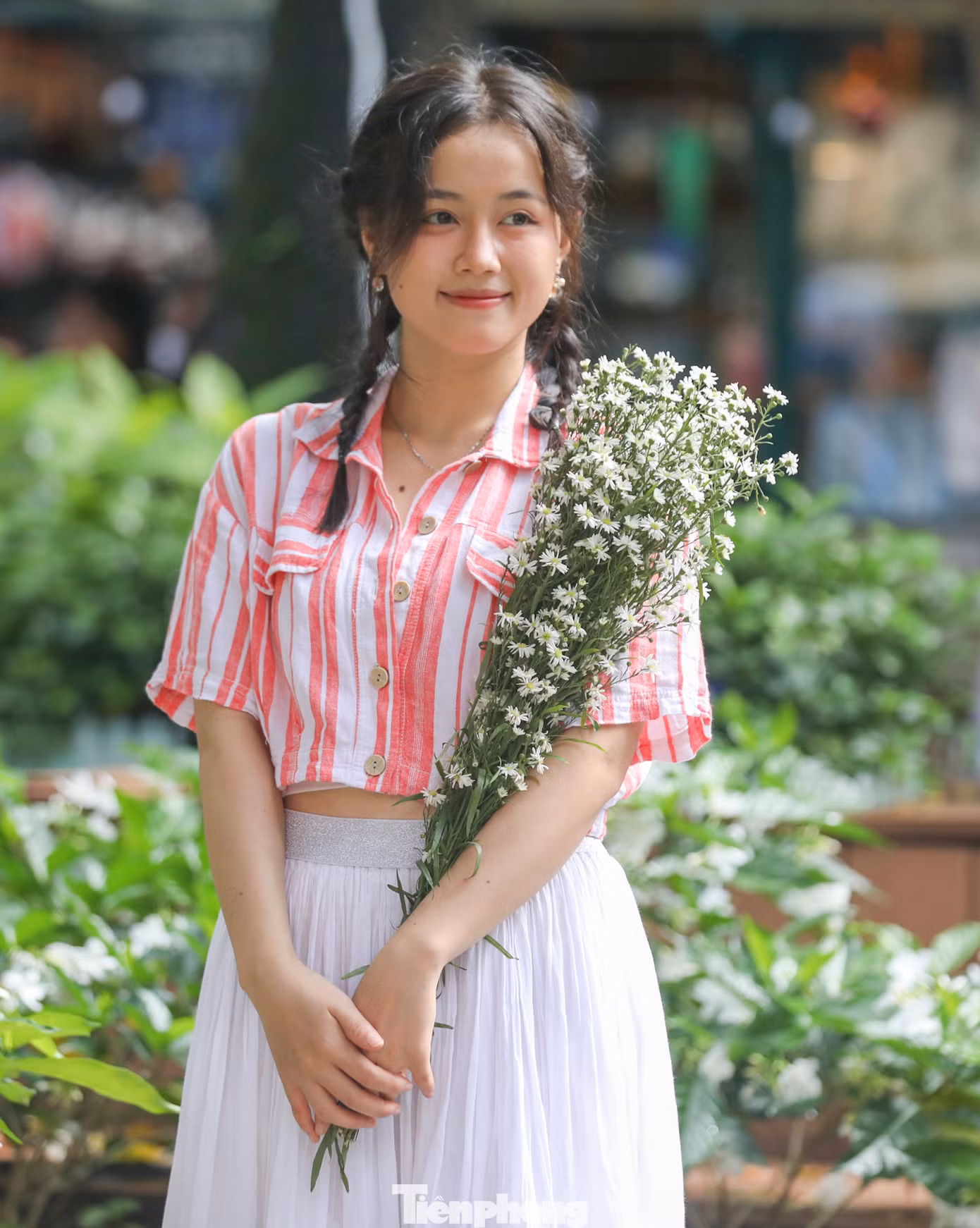 Đường sách lại nằm gần các địa danh di sản nổi tiếng như Bưu điện Thành phố, Nhà thờ Đức Bà tạo nên một không gian công cộng hấp dẫn cho các tín đồ "sống ảo".