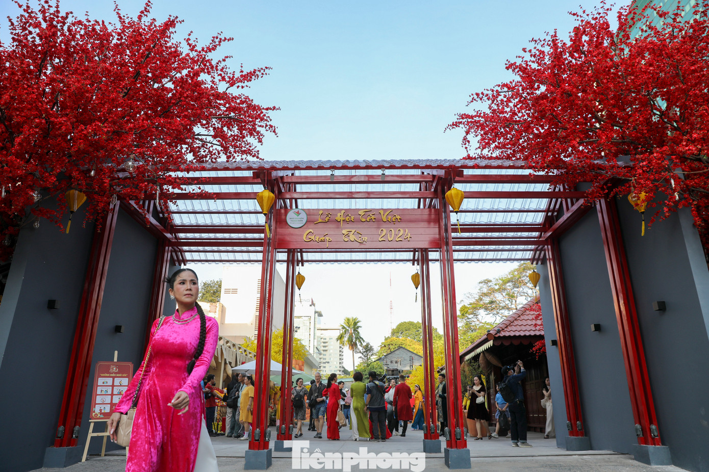 Chiều 24/1, phố ông đồ tại khu vực Nhà Văn hóa Thanh niên (đường Phạm Ngọc Thạch, quận 1) chính thức khai mạc.