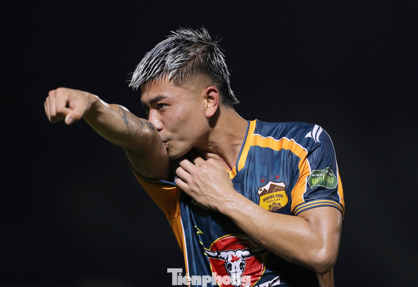 Thanh Bình tiếp tục sánh vai người hùng khi có bàn gỡ hoà cho LPBank HAGL ở phút 43.