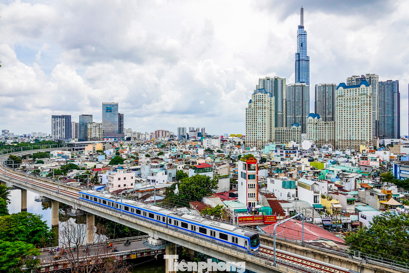 Tuyến metro Bến Thành - Suối Tiên, đoạn nối địa bàn quận Bình Thạnh - quận 1 vượt qua đường Nguyễn Hữu Cảnh.