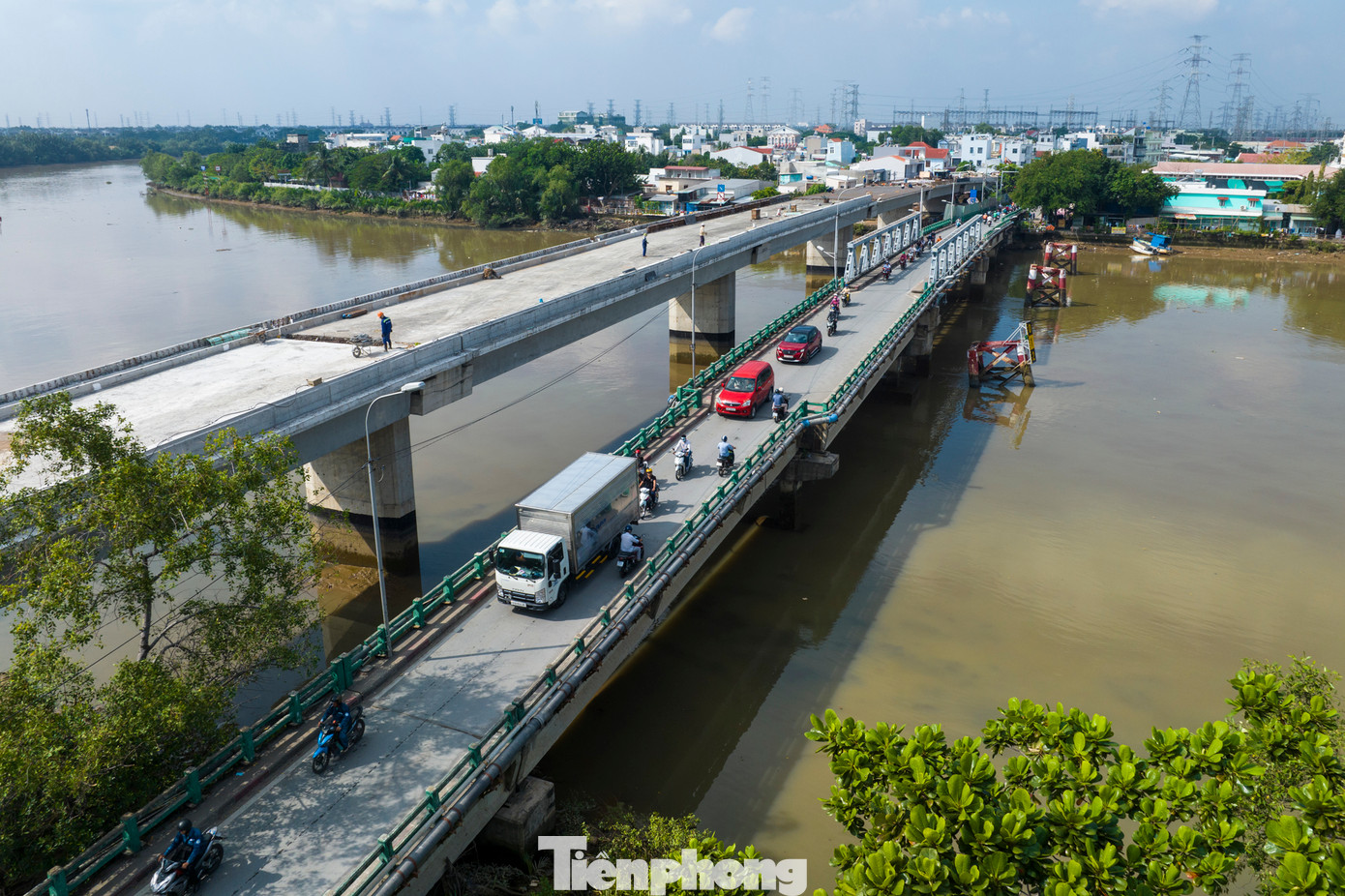 Với mặt bằng đã hoàn tất, tiến độ xây dựng cầu được đẩy mạnh. Hiện tại, 10/10 mố trụ cầu Phước Long đã hoàn thành, trong khi 7/9 nhịp cầu đã được lắp dầm.