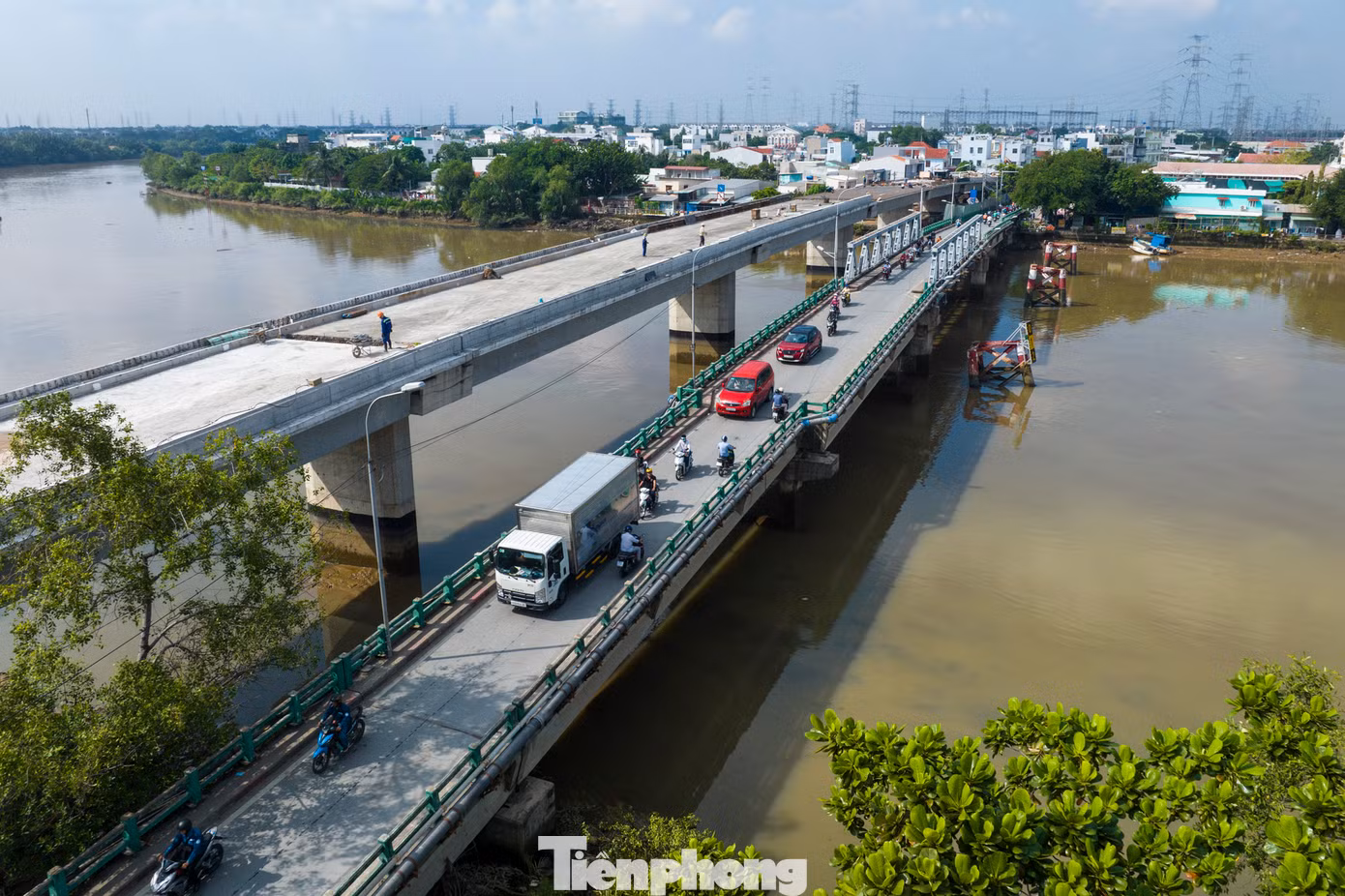 Với mặt bằng đã hoàn tất, tiến độ xây dựng cầu được đẩy mạnh. Hiện tại, 10/10 mố trụ cầu Phước Long đã hoàn thành, trong khi 7/9 nhịp cầu đã được lắp dầm.