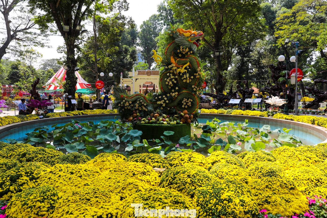 Hồ tròn trước Đền tưởng niệm các Vua Hùng điểm tô bằng mô hình mâm ngũ quả được nghệ nhân tỉ mỉ tạo hình tượng trưng cho mùa màng bội thu, sự sum vầy sung túc.