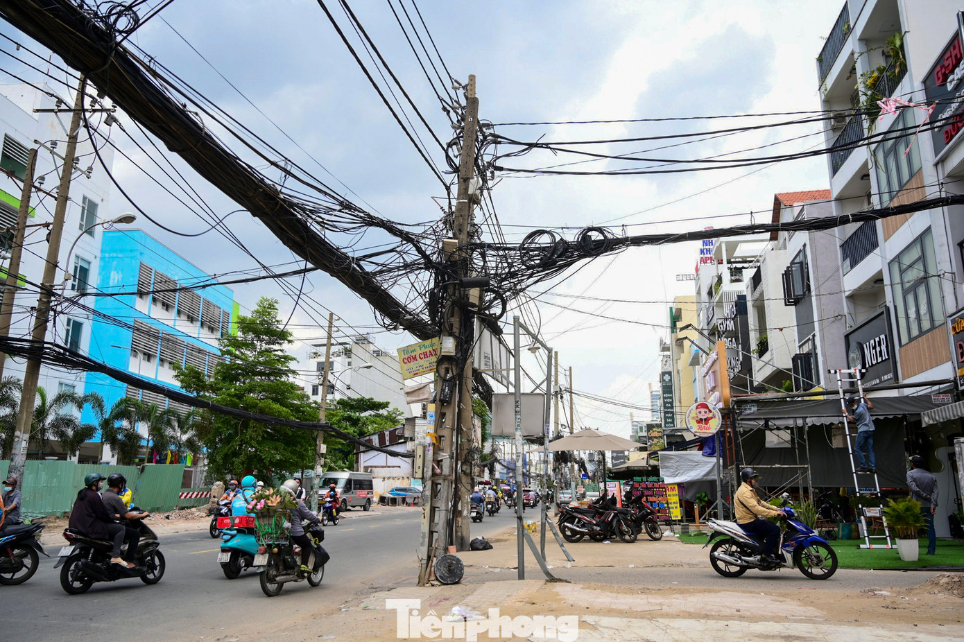 Hiện, các trụ, dây cáp điện chưa được di dời sau khi mặt bằng được dỡ bỏ.