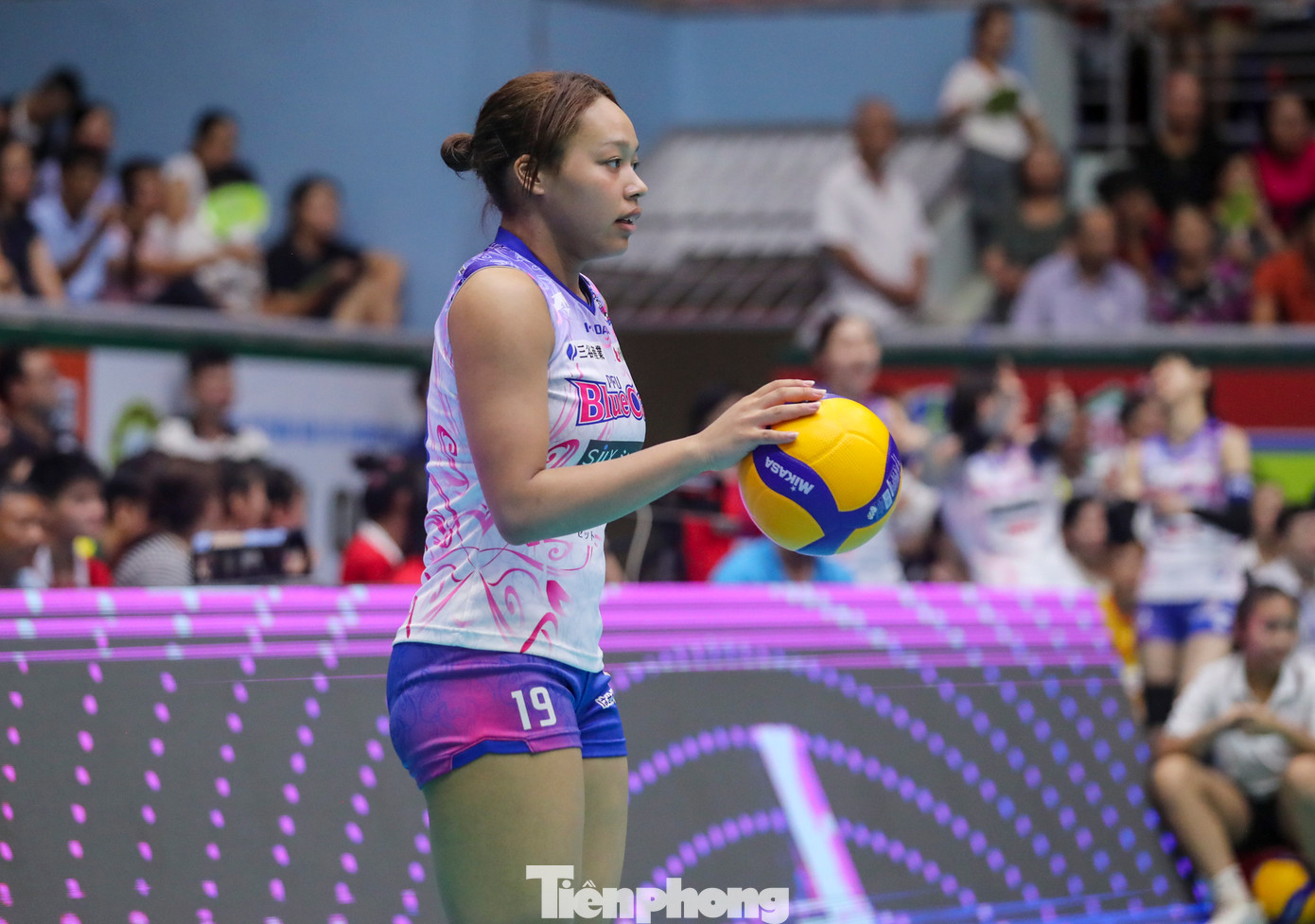 CLB VPBank Ninh Bình đứng trước cơ hội lớn để giành chiến thắng ở ván hai khi dẫn 23/20 trước CLB PFU Blue Cats. Tuy nhiên, đội bóng đến từ Nhật Bản cho thấy khả năng vượt khó tuyệt hay khi tung VĐV Aemura với sở trường phát bóng tấn công vào sân và ghi 3 điểm liên tiếp, qua đó giúp đội bóng cũ Thanh Thúy cân bằng điểm số trước khi vươn lên giành chiến thắng "nghẹt thở" 30/28.