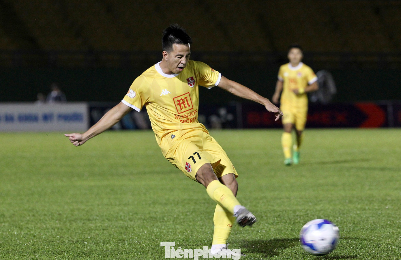 Những nỗ lực của Hải Phòng rút cuộc cũng đã được đền đáp ở giữa hiệp 2 sau một pha tổ chức phối hợp bài bản. Từ đường chọc khe của đồng đội, Hữu Sơn thoát xuống tung cú sút chéo góc, làm tung lưới Minh Toàn gỡ hòa 1-1 cho Hải Phòng ở phút 70. Những nỗ lực của Hải Phòng rút cuộc cũng đã được đền đáp ở giữa hiệp 2 sau một pha tổ chức phối hợp bài bản. Từ đường chọc khe của đồng đội, Hữu Sơn thoát xuống tung cú sút chéo góc, làm tung lưới Minh Toàn gỡ hòa 1-1 cho Hải Phòng ở phút 70.