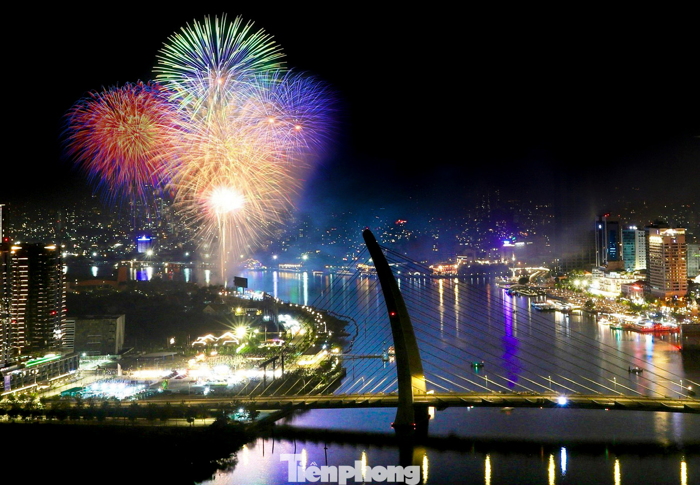 Pháo hoa rực sáng nhìn từ hướng cầu Ba Son (quận 1).