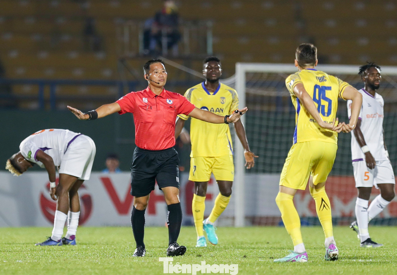 Hai đội chơi khá quyết liệt với những tình huống tranh chấp căng thẳng khiến trọng tài Trần Đình Thịnh liên tục cắt còi dừng trận đấu.