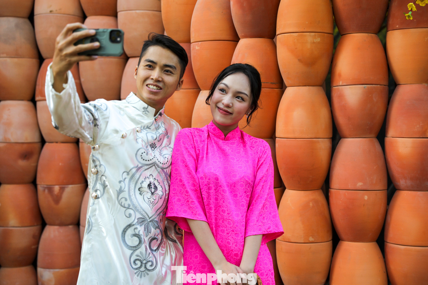 Các bạn trẻ check in tại những tiểu cảnh được trang trí phía trong phố ông đồ.