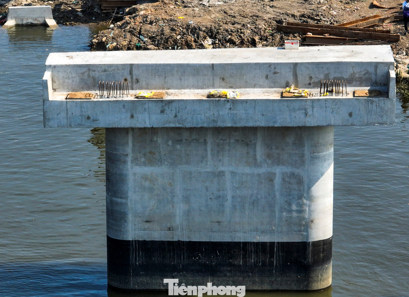 Sau nhiều tháng thi công, hiện tổng tiến độ toàn công trình đạt hơn gần 50%. Phần cầu băng qua Rạch Đỉa hiện đã hoàn thành 10/10 móng mố trụ và 8/10 thân mố trụ cầu.