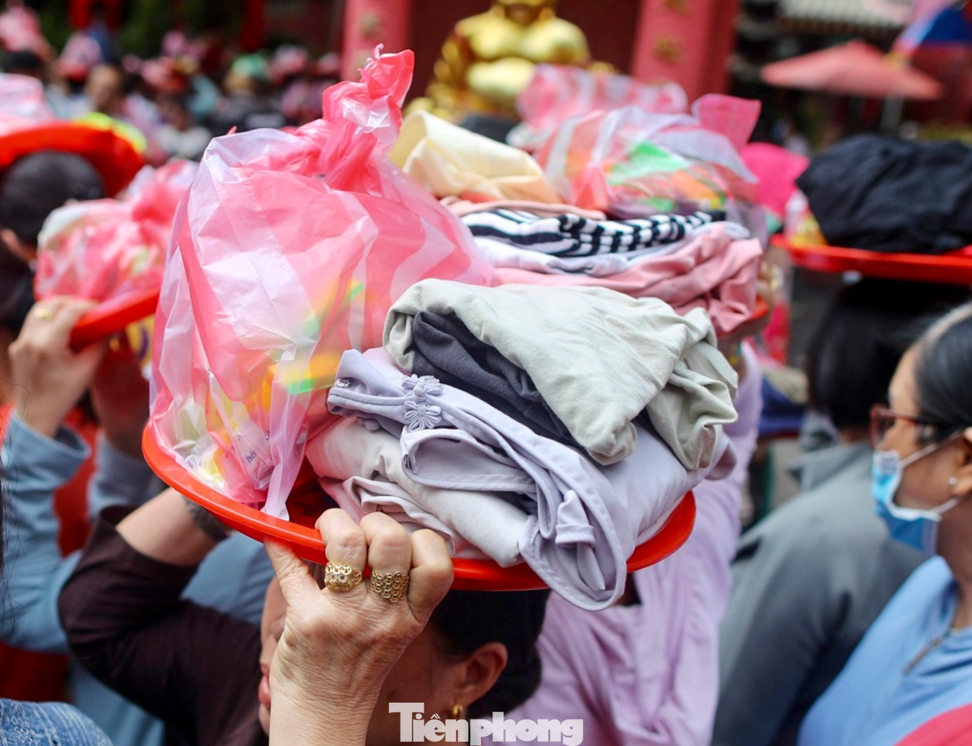 Mỗi người đến lễ chùa đều đội trên đầu một mâm nhỏ gồm lễ vật như trái cây, quần áo, bánh kẹo… để cầu phước lành đầu năm.