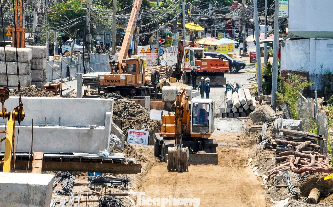 Theo ghi nhận của PV báo Tiền Phong, tại công trường xây dựng cầu Phước Long, nhiều máy móc, công nhân đang làm việc hối hả để đẩy nhanh tiến độ.