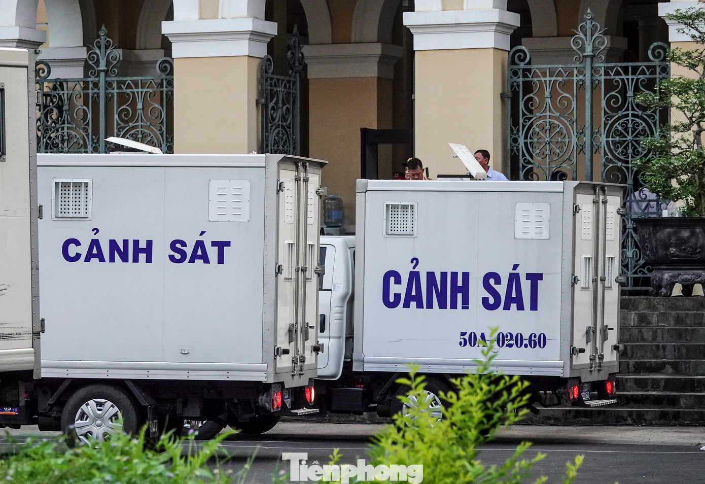 Lượng bị cáo khá đông và việc dẫn giải được lực lượng chức năng dẫn ra một cách tuần tự nên diễn ra gần 30 phút. Lượng bị cáo khá đông và việc dẫn giải được lực lượng chức năng dẫn ra một cách tuần tự nên diễn ra gần 30 phút.