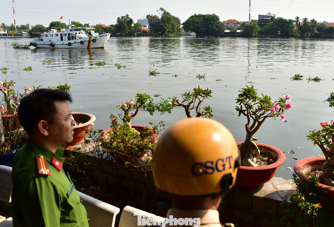Trung tá Lê Xuân Thịnh (trái) - Phó trưởng Công an phường 13 - cùng Cảnh sát đường thuỷ tuần tra, kiểm soát trên bờ.