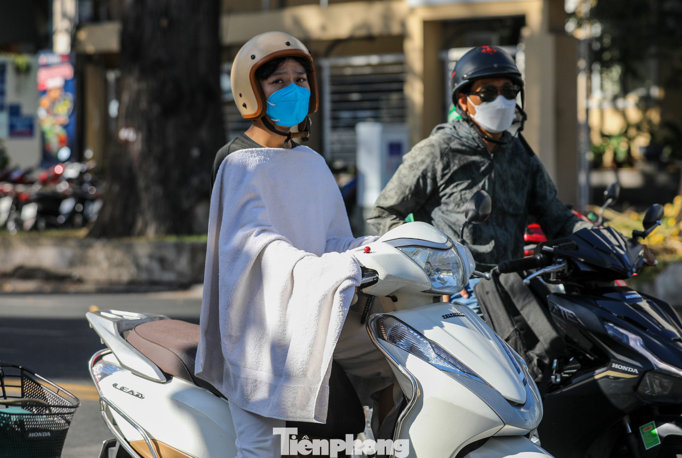 Ghi nhận tại TPHCM nắng nóng xuất hiện từ sớm và kéo dài cả ngày, thời điểm nắng nóng cao điểm từ 12 - 16h mỗi ngày.