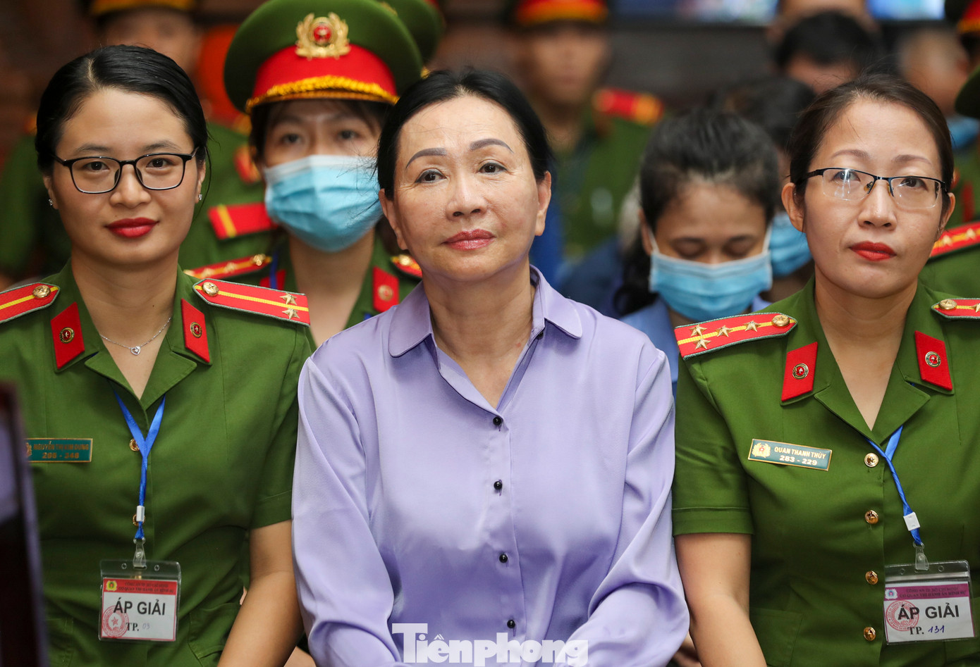 Bị cáo Trương Mỹ Lan giữ phong thái khá bình tĩnh, bà là bị cáo duy nhất không đeo khẩu trang khi đối diện với ống kính của truyền thông.