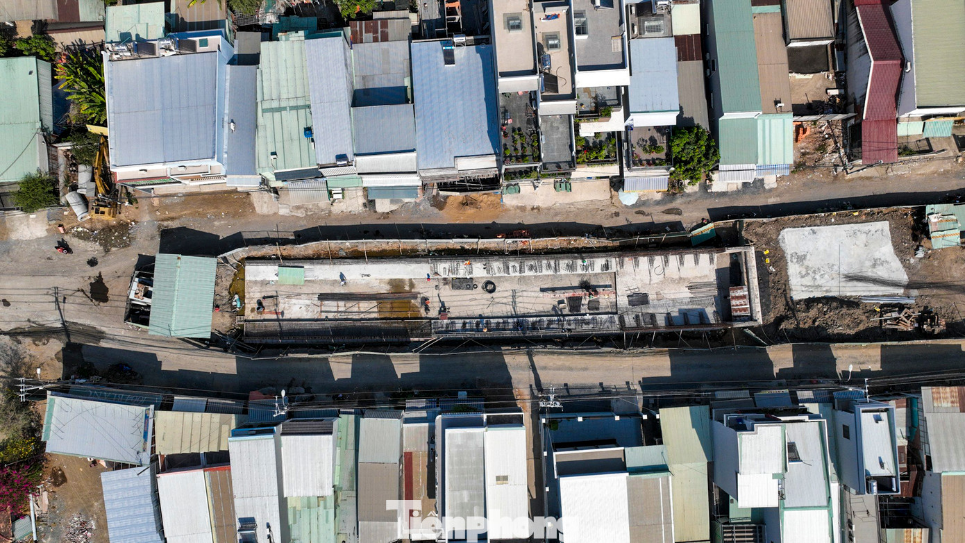 Theo thiết kế, đầu cầu Rạch Đỉa kết nối với đường Lê Văn Lương hiện hữu và hiện đoạn kết nối với đường Lê Văn Lương đang được rào chắn thi công.