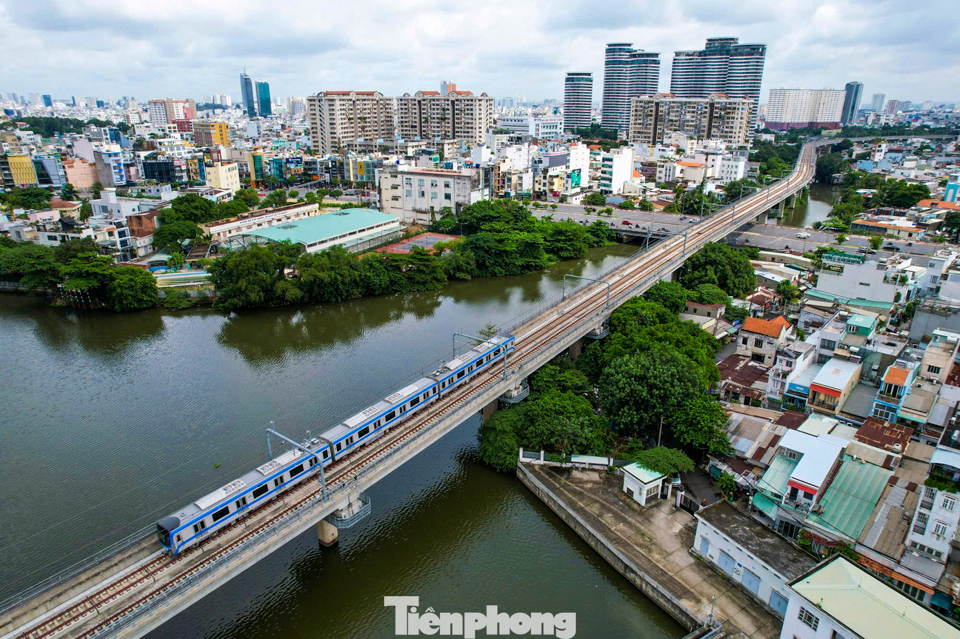 Mỗi tàu có sức chứa tối đa 930 hành khách, tương đương với mức tải kỳ vọng khi đi vào hoạt động chính thức.
