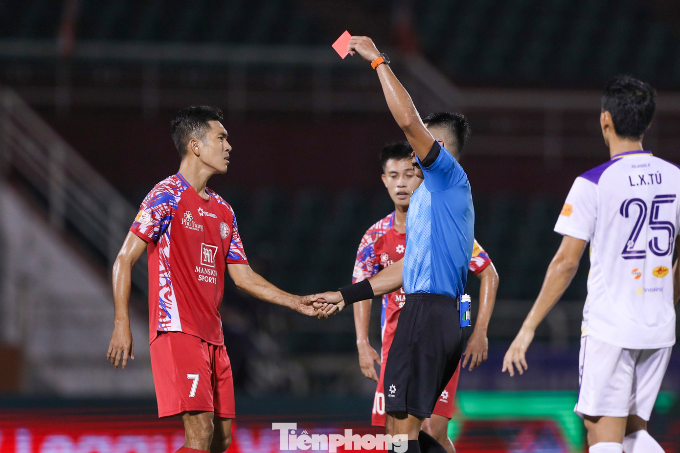 Trận đấu sau đó đã trở nên khá căng thẳng với những pha trả đũa của cầu thủ đôi bên, buộc trọng tài phải rút ra khá nhiều thẻ. Trận đấu sau đó đã trở nên khá căng thẳng với những pha trả đũa của cầu thủ đôi bên, buộc trọng tài phải rút ra khá nhiều thẻ.