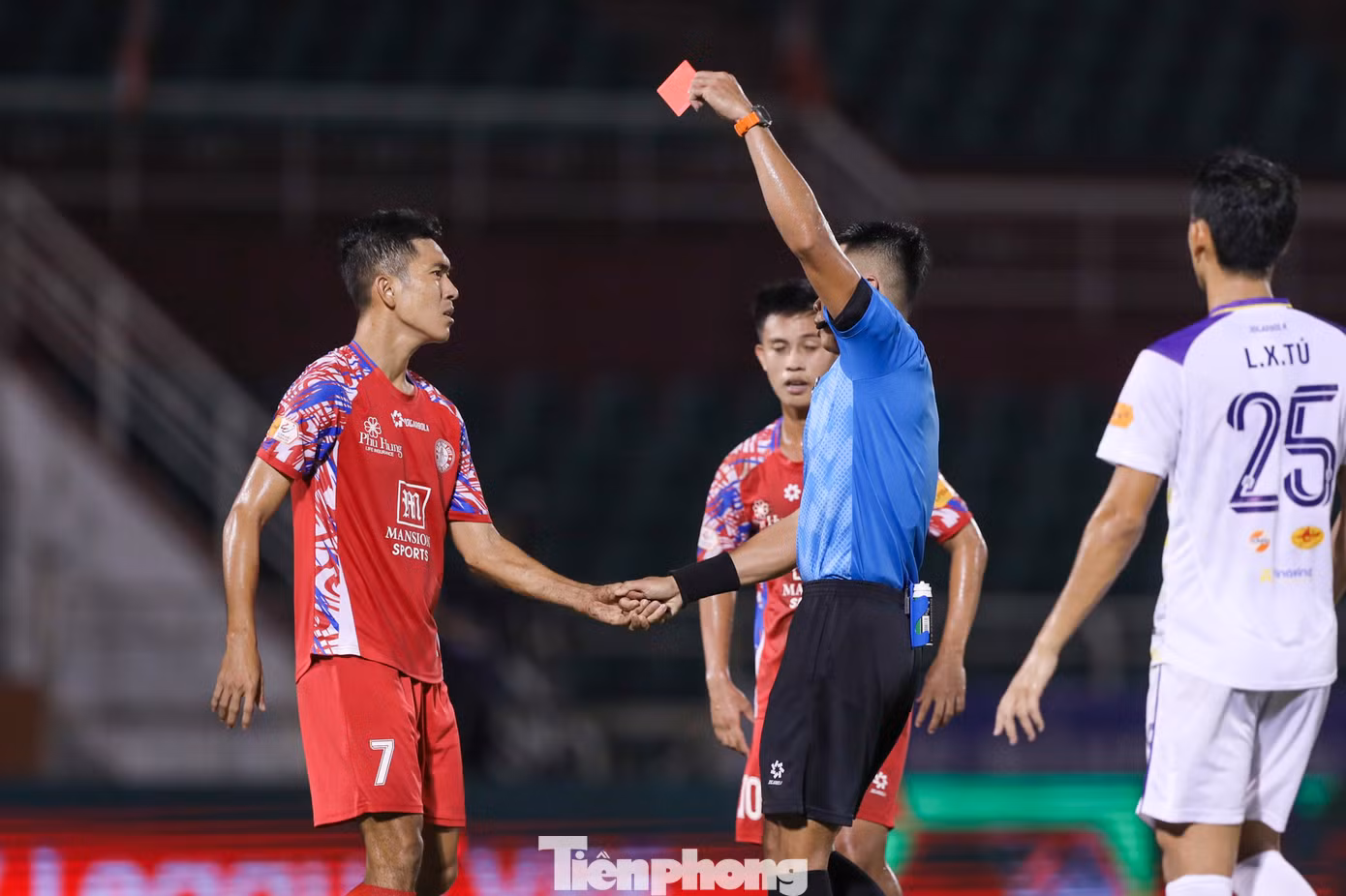 Trận đấu sau đó đã trở nên khá căng thẳng với những pha trả đũa của cầu thủ đôi bên, buộc trọng tài phải rút ra khá nhiều thẻ. Trận đấu sau đó đã trở nên khá căng thẳng với những pha trả đũa của cầu thủ đôi bên, buộc trọng tài phải rút ra khá nhiều thẻ.