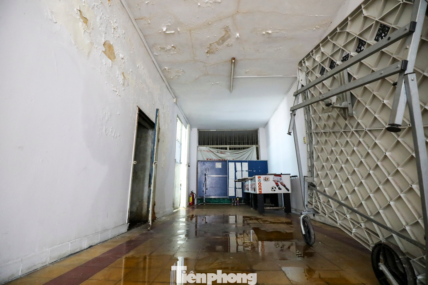 Tường bị nứt và dột nước nghiêm trọng ngoài hành lang hầm.