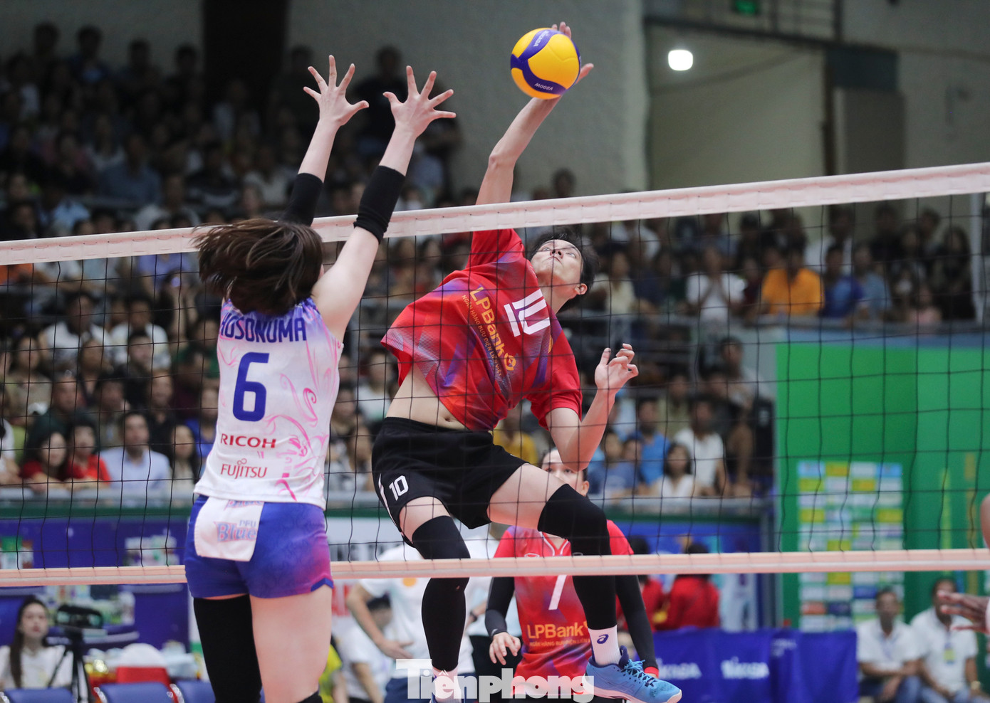 Bị đánh giá thấp hơn nhưng được khán giả cổ vũ cuồng nhiệt, Nguyễn Thị Bích Tuyền cùng các đồng đội thi đấu tưng bừng trong khi các cầu thủ đội PFU Blue Ctas có phần bị choáng ngợp.