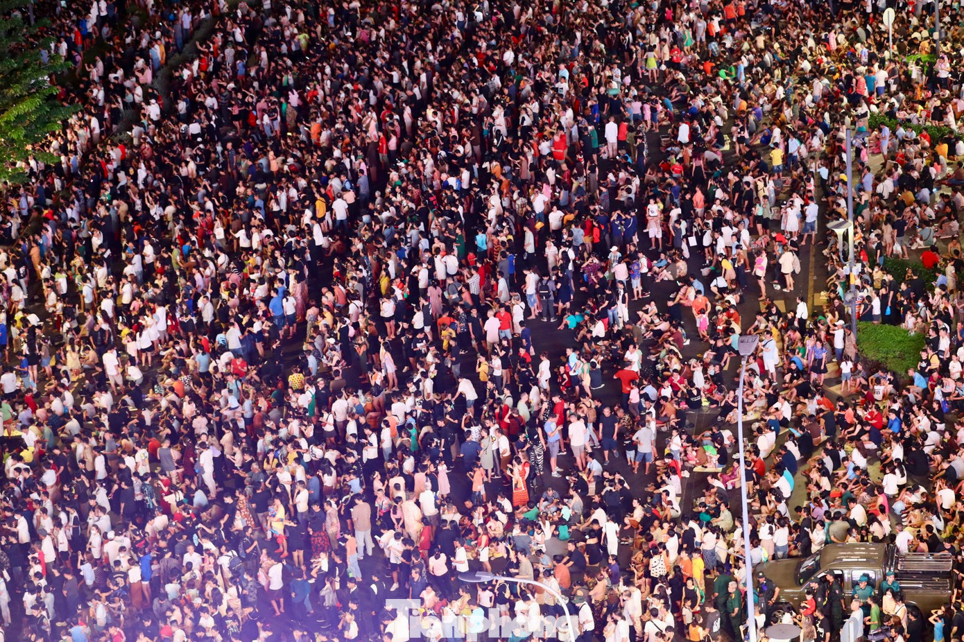 Từ đầu giờ tối, các tuyến đường xung quanh phố đi bộ Nguyễn Huệ chật cứng người và xe. Người dân có mặt từ sớm để chọn cho mình vị trí đẹp nhất.